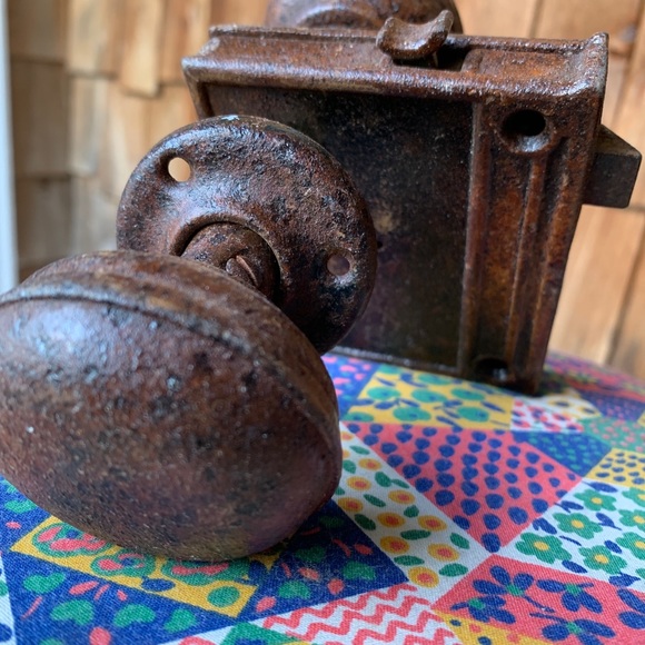 ANTIQUE DOOR KNOBS WITH CAST IRON LOCK - Picture 3 of 8